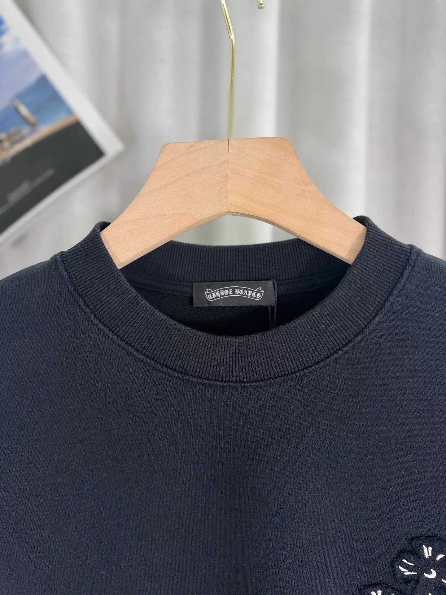 P260 top version, real shot without P, ​​different from market currency) 𝗖𝗵𝗿𝗼𝗺𝗲 𝗛𝗲𝗮𝗿𝘁𝘀/Cro Heart 2025 washed patch embroidery autumn and winter new original single counter American laser burnt 3D three-dimensional color embroidered couple casual sweatshirt 👑The highest version! Customized fabric 420g tripe terry fabric! American acid-washed and distressed original fabric laser burnt ✟appliqué embroidery and exquisite embroidery of letters! The best-selling model in the counter, very comfortable to wear. Accessories: original molded and authenticated collar label➕100% silk wash label. Genuine purchase-grade original hangtag➕matching hanging rope➕3D hanging beads➕original packaging bag. Craftsmanship: The original version has consistent wiring! The highest version of the armhole matching technique! Color: White Black Size: S M L XL Style No.: 25-303